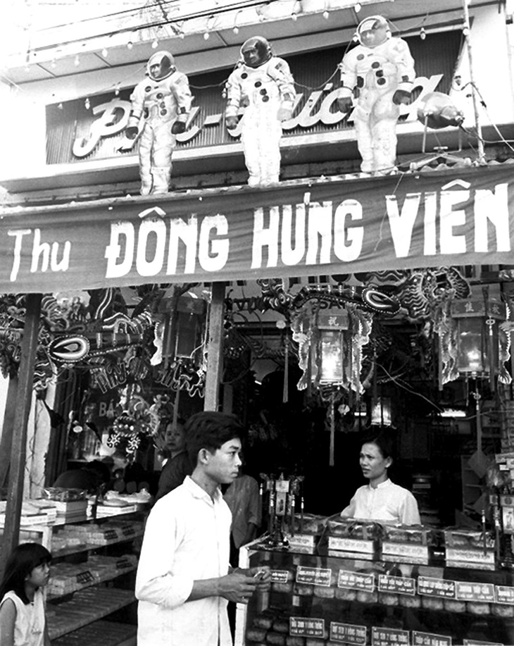 Một tiệm bán bánh trung thu ở Sài Gòn năm 1969  trưng bày hình ảnh các phi hành gia lên Mặt trăng. Trước Tết Trung thu 1969 mấy ngày, phi thuyền Apollo 11 của Mỹ là tàu vũ trụ đầu tiên chở người đổ bộ xuống Mặt trăng vào ngày 20-9-1969 (Ảnh tư liệu từ manhhai flickr)