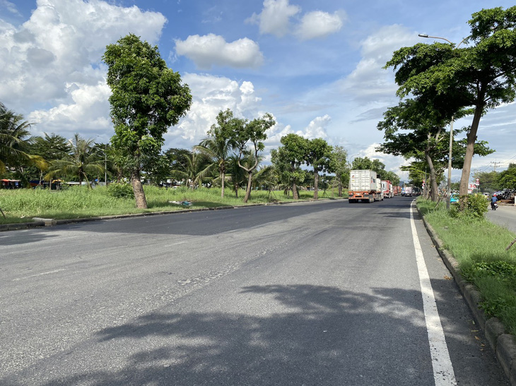 Một đoạn đường Nguyễn Văn Linh (từ đường Huỳnh Tấn Phát đến quốc lộ 1) vừa được sửa xong - Ảnh: NGỌC NGUYỄN 