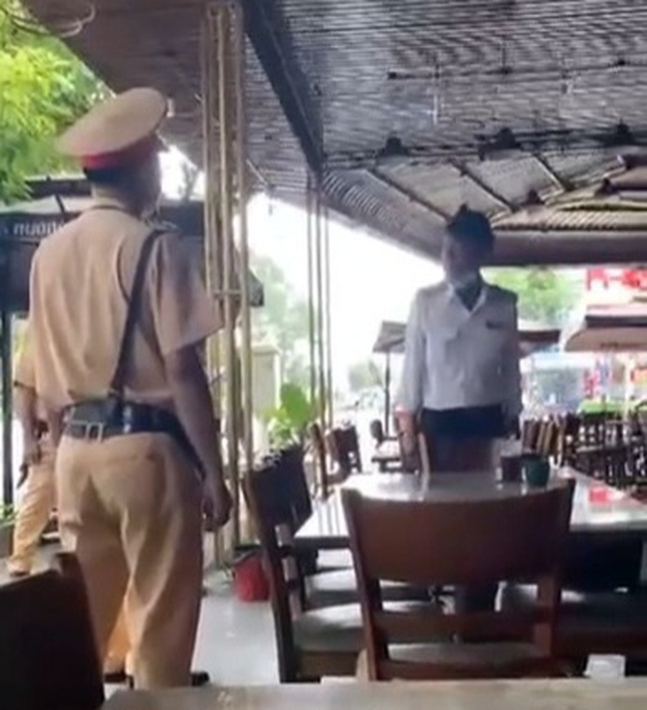 Người đàn ông tự xưng là cán bộ thuế tại huyện Bàu Bàng, Bình Dương không chấp hành đo nồng độ cồn - Ảnh cắt từ video