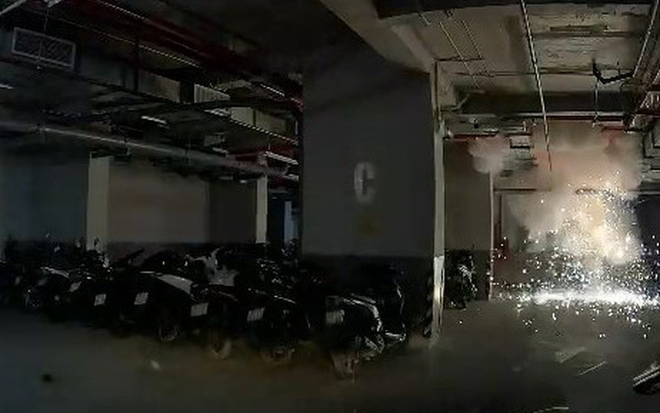 Camera ghi cảnh nổ tại hầm chung cư vì bóng đèn, bảo vệ kịp thời ngắt điện