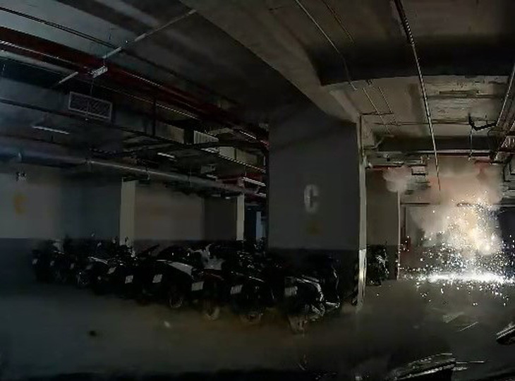 Camera ghi cảnh vụ nổ đèn chiếu sáng trong tầng hầm chung cư tại TP Dĩ An, tỉnh Bình Dương - Ảnh cắt từ video