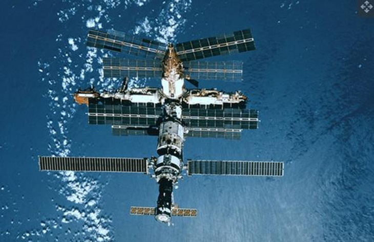 Trạm vũ trụ Mir của Nga nhìn từ tàu con thoi Atlantis trong quá trình tiếp cận bến tàu vào ngày 15-1-1997 - Ảnh: NASA