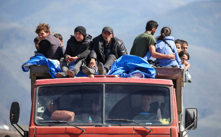 Những người tị nạn từ vùng ly khai Nagorno-Karabakh ngồi trên xe tải khi đến làng biên giới Kornidzor, Armenia, ngày 27-9 - Ảnh: REUTERS