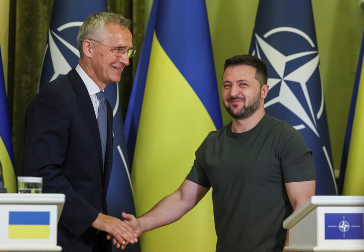 Tổng thư ký NATO Jens Stoltenberg gặp Tổng thống Ukraine Volodymyr Zelensky ở Kiev ngày 28-9 - Ảnh: REUTERS