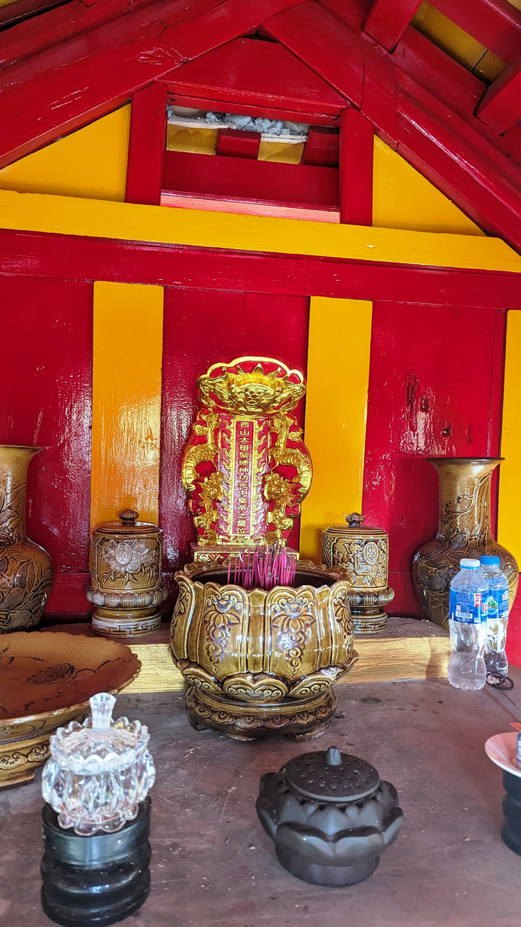 Bài vị thờ vua Quang Trung trong miếu Đôi làng Dạ Lê Chánh được các nhà nghiên cứu văn hóa cho là “làm hết sức tùy tiện” - Ảnh: NHẬT LINH