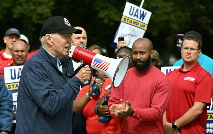 Tổng thống Mỹ Joe Biden xuống đường biểu tình cùng lao động ngành xe hơi tại thành phố Detroit,  bang Michigan ngày 26-9 - Ảnh: AFP