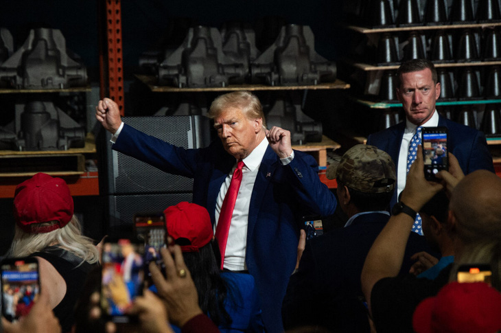 Cựu tổng thống Mỹ Donald Trump phát biểu tại một nơi sản xuất phụ tùng xe hơi tại bang Michigan, Mỹ ngày 27-9 - Ảnh: AFP