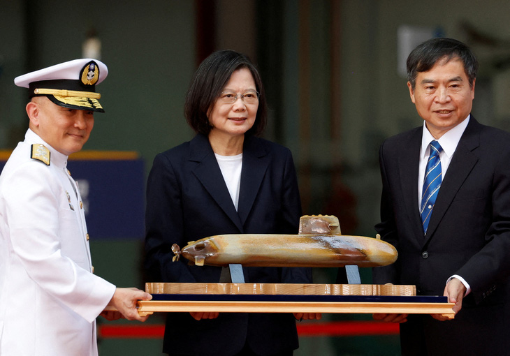 Lãnh đạo Đài Loan Thái Anh Văn (giữa) chụp ảnh cùng phiên bản mô hình chiếc tàu ngầm đầu tiên do Đài Loan chế tạo trong sự kiện ra mắt ở Cao Hùng ngày 28-9 - Ảnh: REUTERS