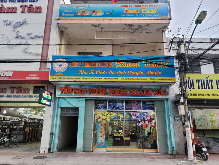Nhà số 89 Thống Nhất (TP Nha Trang), một trong 20 lô đất sẽ được bán đấu giá, đang cho doanh nghiệp thuê - Ảnh: TRẦN HƯỚNG