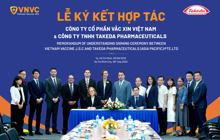 Đại diện Takeda Việt Nam và đại diện Hệ thống tiêm chủng VNVC ký kết biên bản ghi nhớ hợp tác chiến lược ngày 28-9 tại TP.HCM - Ảnh: Thanh Tùng