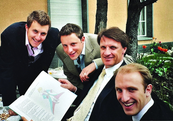 Ấn bản tiếng Ticino, phát hành năm 2006, NXB Lugano, được 3 người con tặng ông nhân dịp sinh nhật thứ 50, ảnh chụp gia đình, lấy từ web của Quỹ JMP