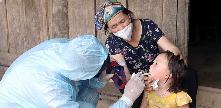 Cán bộ y tế tỉnh Điện Biên lấy mẫu bệnh phẩm bạch hầu - Ảnh: CDC ĐIỆN BIÊN
