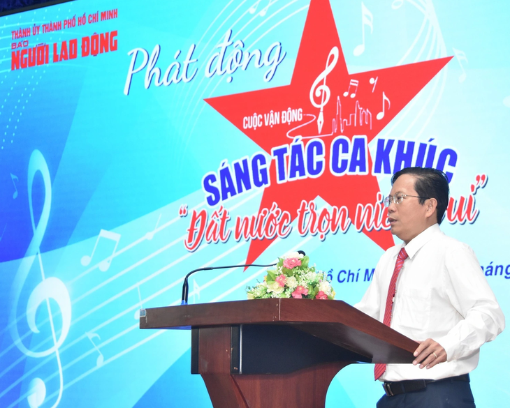 Tổng biên tập báo Người Lao Động phát biểu chia sẻ về cuộc vận động sáng tác ca khúc - Ảnh: TẤN THẠNH