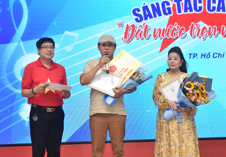 Trao giải Mai Vàng tri ân cho ca sĩ Tạ Minh Tâm và nghệ sĩ Thoại Miêu - Ảnh: TẤN THẠNH
