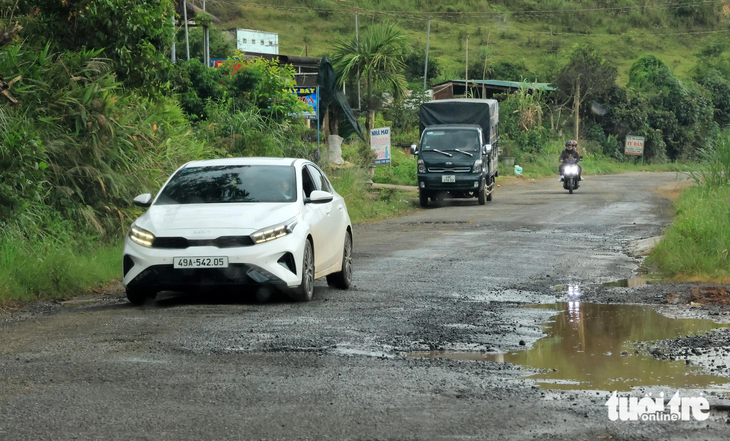 Quốc lộ 27 nhỏ hẹp, hư hại nặng ở đoạn đi qua tỉnh Lâm Đồng - Ảnh: M.V.