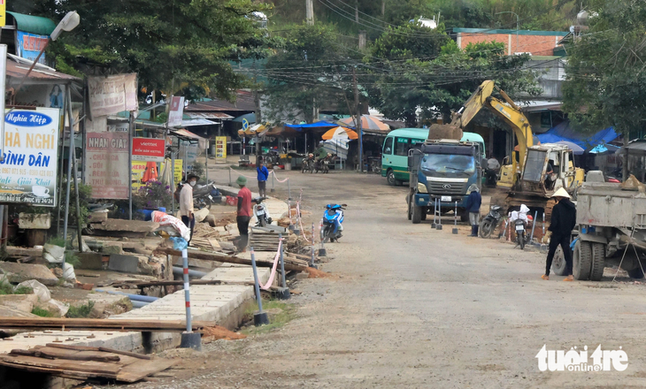Quốc lộ 27 đoạn đi qua tỉnh Lâm Đồng đang sửa chữa phần cống ngầm thuộc hạng mục đầu tư của địa phương - Ảnh: M.V.