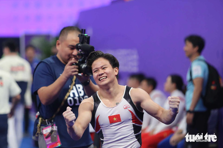 Khánh Phong ăn mừng khi giành HCB ở Asiad 19 - Ảnh: HUY ĐĂNG