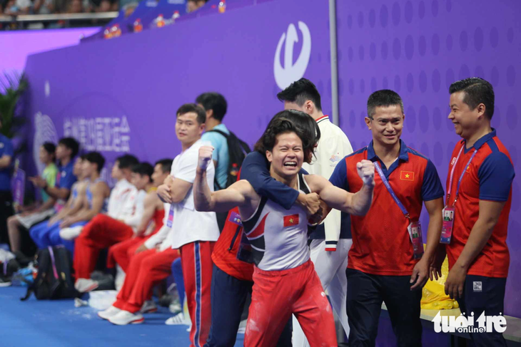 Khánh Phong ăn mừng cùng các thành viên  ban huấn luyện đội tuyển Thể dục dụng cụ - Ảnh: HUY ĐĂNG