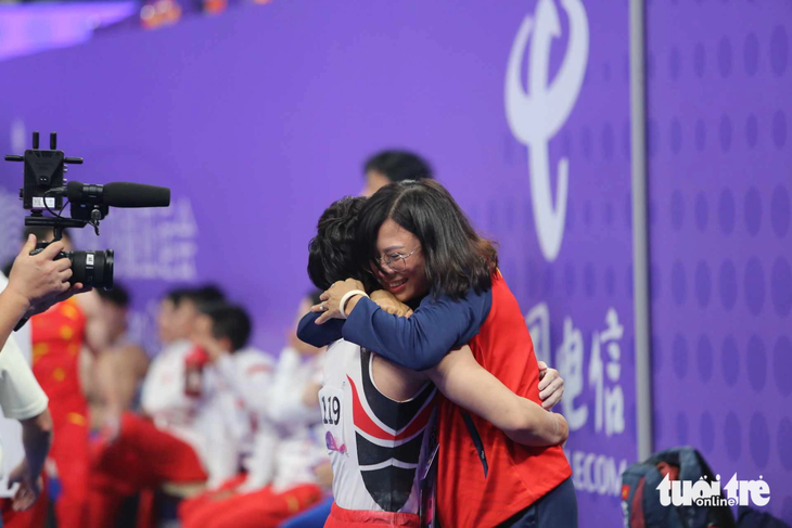 Bà Thùy Linh - phụ trách bộ môn thể dục, Cục TDTT xúc động chia vui cùng Khánh Phong - Ảnh: HUY ĐĂNG