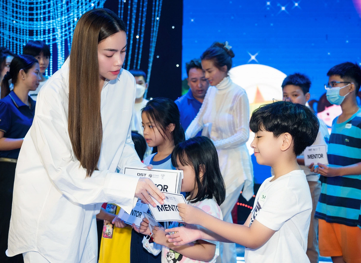 Hồ Ngọc Hà tặng học bổng cho các em thiếu nhi - Ảnh: BTC