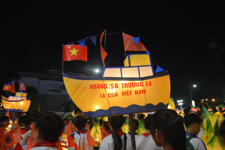 Một chiếc lồng đèn hình tàu cá với dòng chữ &quot;Hoàng Sa, Trường Sa là của Việt Nam&quot; - Ảnh: ĐỨC TRONG
