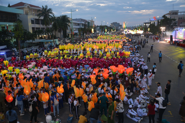 Hàng ngàn học sinh trên địa bàn TP Phan Thiết tham gia rước đèn trung thu 2023