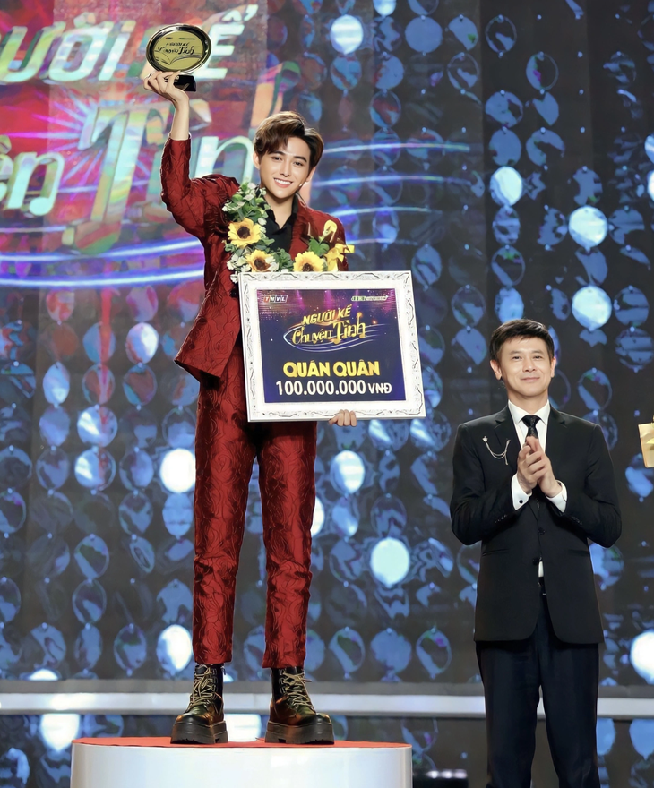 Ca sĩ Thái Châu trao giải nhất cho Duy Zuno - Ảnh: BTC