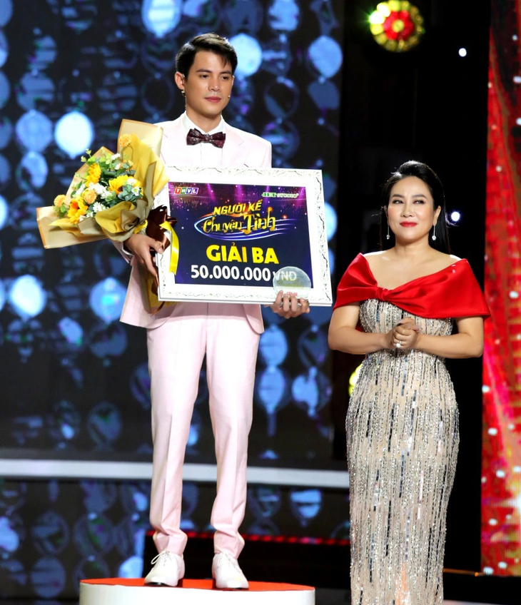 Ca sĩ Vân Khánh trao giải ba cho Mạnh Nguyên 