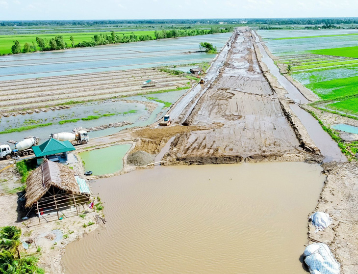 Cao tốc Cần Thơ - Cà Mau đoạn qua huyện Vĩnh Thuận (tỉnh Kiên Giang) đang thiếu cát san lấp - Ảnh: Chí Hạnh