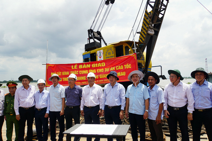 UBND tỉnh Đồng Tháp là địa phương đầu tiên tại khu vực ĐBSCL bàn giao trực tiếp mỏ cát cho nhà thầu xây dựng đường cao tốc - Ảnh: M.T.
