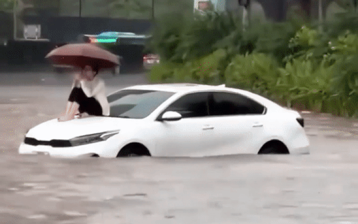 Mùa mưa tới, chạy ô tô qua đường ngập nước phải lưu ý gì?