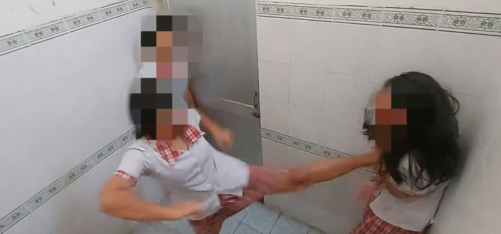 Nữ sinh Trường THCS Hoàng Hoa Thám, quận Tân Bình, TP.HCM đánh nhau trong nhà vệ sinh trường học. Có clip còn ghi lại cảnh các nữ sinh trường này hút cỏ Mỹ - Ảnh cắt từ clip bạn đọc cung cấp