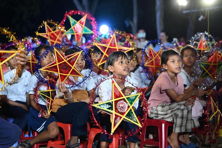 Những ánh mắt hiếu kỳ khi lần đầu được tham gia đêm hội Trung thu ngay tại bản làng quê hương - Ảnh: Home Credit