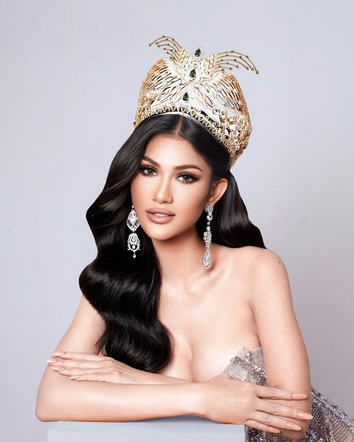 Ritassya Wellgreat - Miss Grand Indonesia 2023. Ngoài theo đuổi sự nghiệp người mẫu, Ritassya Wellgreat còn đam mê ca hát. Đến với cuộc thi Miss Grand International, cô mong chạm tay vào chiếc vương miện