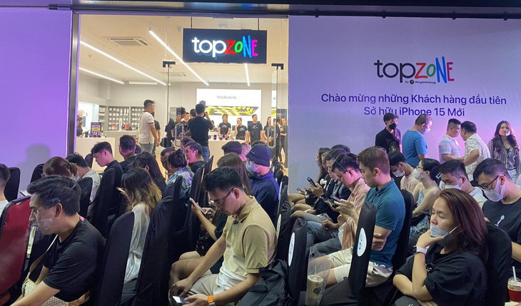 Đông khách hàng chờ đến giờ nhận iPhone 15 tại cửa hàng TopZone - Ảnh: ĐỨC THIỆN