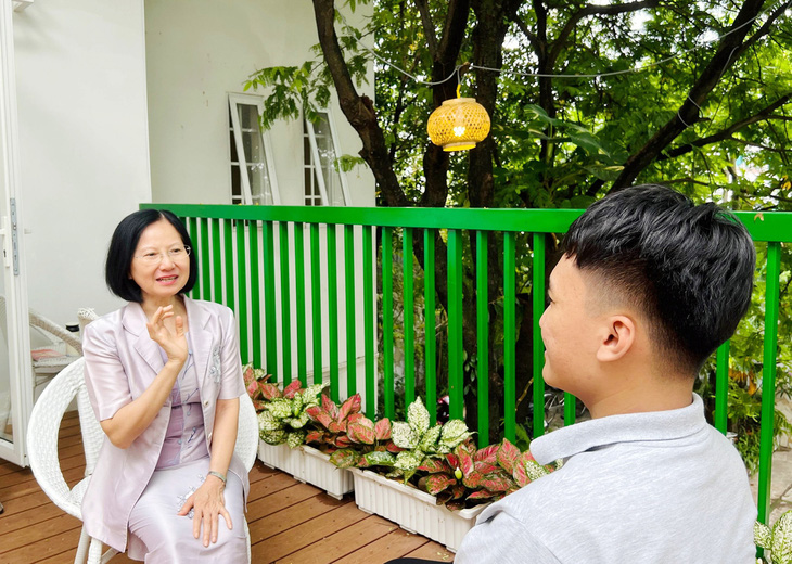 Tiến sĩ Nguyễn Thị Thanh Phượng hướng dẫn bạn trẻ phương pháp thư giãn tâm trí - Ảnh: YẾN TRINH