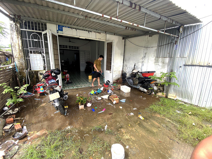 Anh Sơn, nhà 108/18 Mẹ Suốt, nhặt nhạnh những đồ đạc còn sót lại sau trận mưa ngập ngày 25-9 - Ảnh: B.D.
