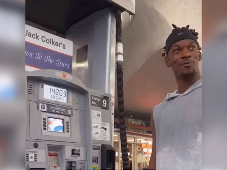 Ngôi sao bóng rổ sốc vì giá xăng - Ảnh cắt từ video Jimmy Butler/Instagram