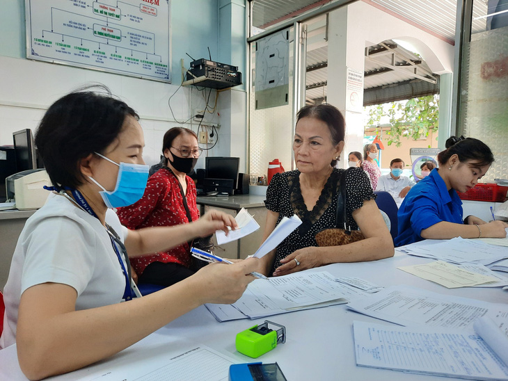 Người cao tuổi tại TP.HCM đăng ký tham gia khám sức khỏe miễn phí tại trạm y tế - Ảnh: THU HIẾN