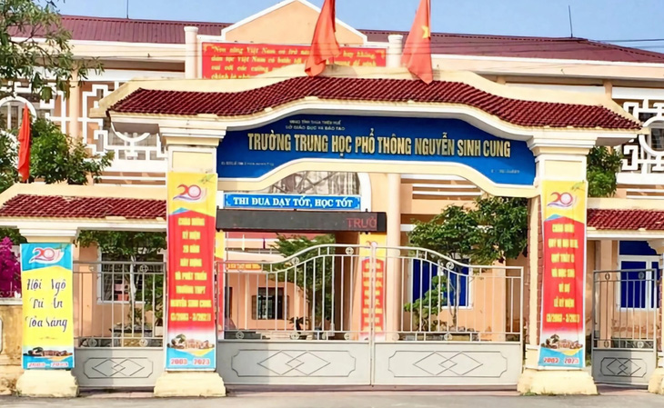 Hiệu trưởng Trường THPT Nguyễn Sinh Cung (huyện Phú Vang, tỉnh Thừa Thiên Huế) bị kỷ luật vì cấp dưới làm lộ đề thi cuối kỳ 1 khối 12 năm học 2022-2023 - Ảnh: N.V.