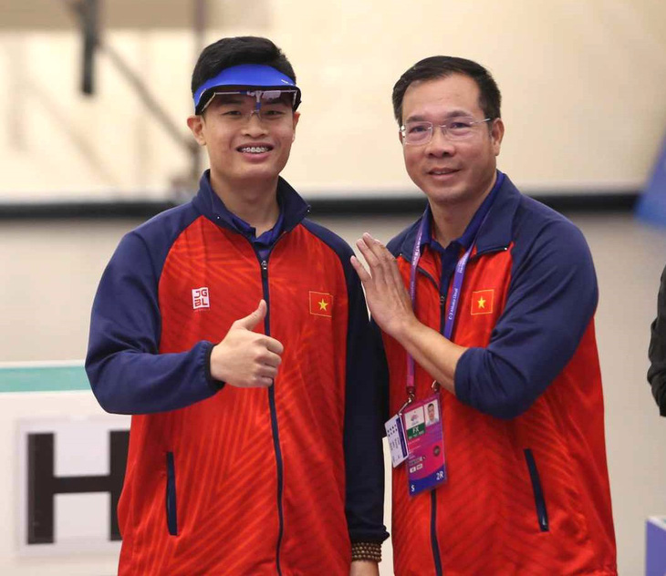 Phạm Quang Huy (bìa trái) và thầy Hoàng Xuân Vinh - Ảnh: HUY ĐĂNG