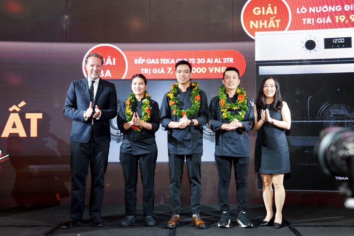 Ông Daniel Stork, tổng lãnh sự Vương quốc Hà Lan và bà Hoàng Vũ Thùy Giang, tổng giám đốc Công ty TNHH Teka Việt Nam trao giải cho các đầu bếp được yêu thích nhất