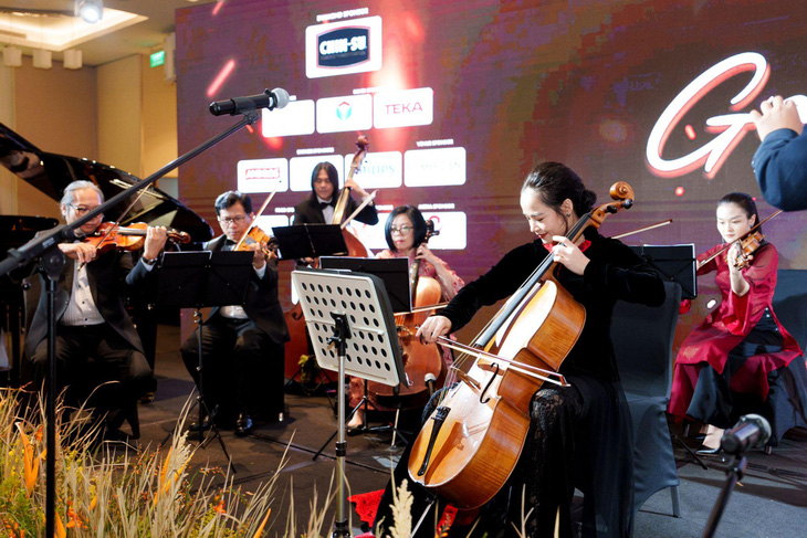 Nghệ sĩ cello Đinh Hoài Xuân cùng dàn nhạc đã mang đến những bản giao hưởng độc đáo