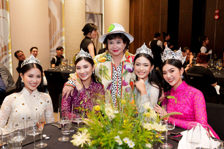Buổi tiệc còn có sự góp mặt của doanh nhân Lệ Hằng và các hoa hậu, á hậu Đại dương