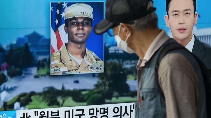 Người dân Hàn Quốc xem thông tin về binh sĩ Mỹ Travis King trên truyền hình ngày 27-9 - Ảnh: AFP