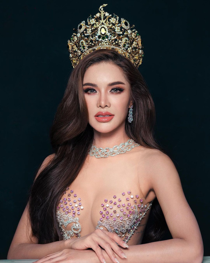 Aoom Thaweepon Phingchamrat - Miss Grand Thái Lan 2023. Cô hoạt động trong các lĩnh vực người mẫu bởi vẻ đẹp cuốn hút. Aoom Thaweepon Phingchamrat từng chinh chiến nhiều lần tại cuộc thi trong nước để được tham gia đấu trường nhan sắc quốc tế