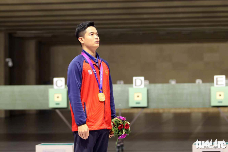 Xạ thủ Phạm Quang Huy trên bục nhận huy chương vàng nội dung 10m súng ngắn hơi nam Asiad 19 - Ảnh: HUY ĐĂNG