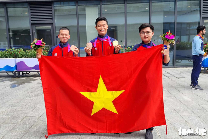 Bộ ba xạ thủ Phạm Quang Huy (giữa), Lại Công Minh và Phan Công Minh giành huy chương đồng nội dung 10m súng ngắn hơi đồng đội nam tại Asiad 19 và cũng giành HCĐ Giải vô địch châu Á sáng 24-10 - Ảnh: HUY ĐĂNG