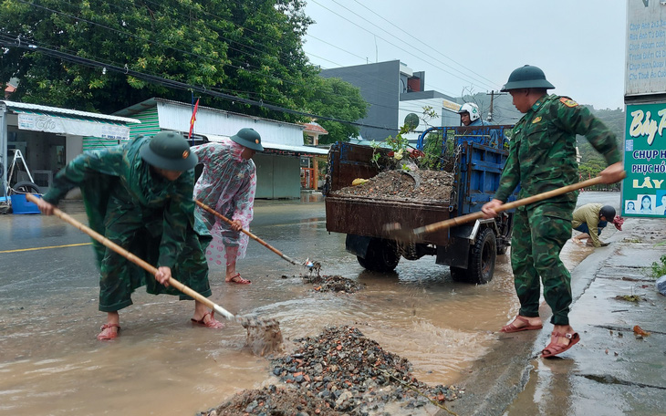 Kiên Giang: Mưa dông làm sập nhà dân, gây 7 điểm sạt lở đất núi
