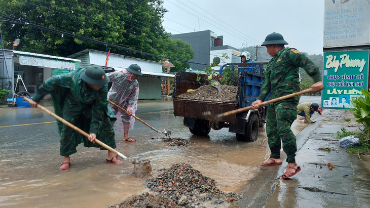 Sạt lở đất núi ở Kiên Lương (Kiên Giang), cán bộ, chiến sĩ Bộ đội biên phòng Kiên Giang dọn dẹp đất đá ven đường - Ảnh: TIẾN VINH